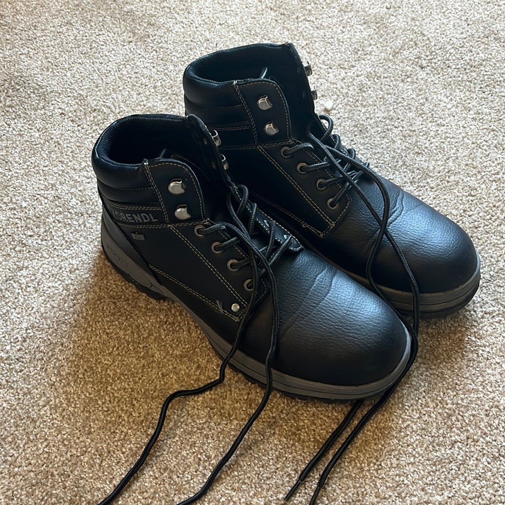 Morendl Black shoe for causal wear and work.